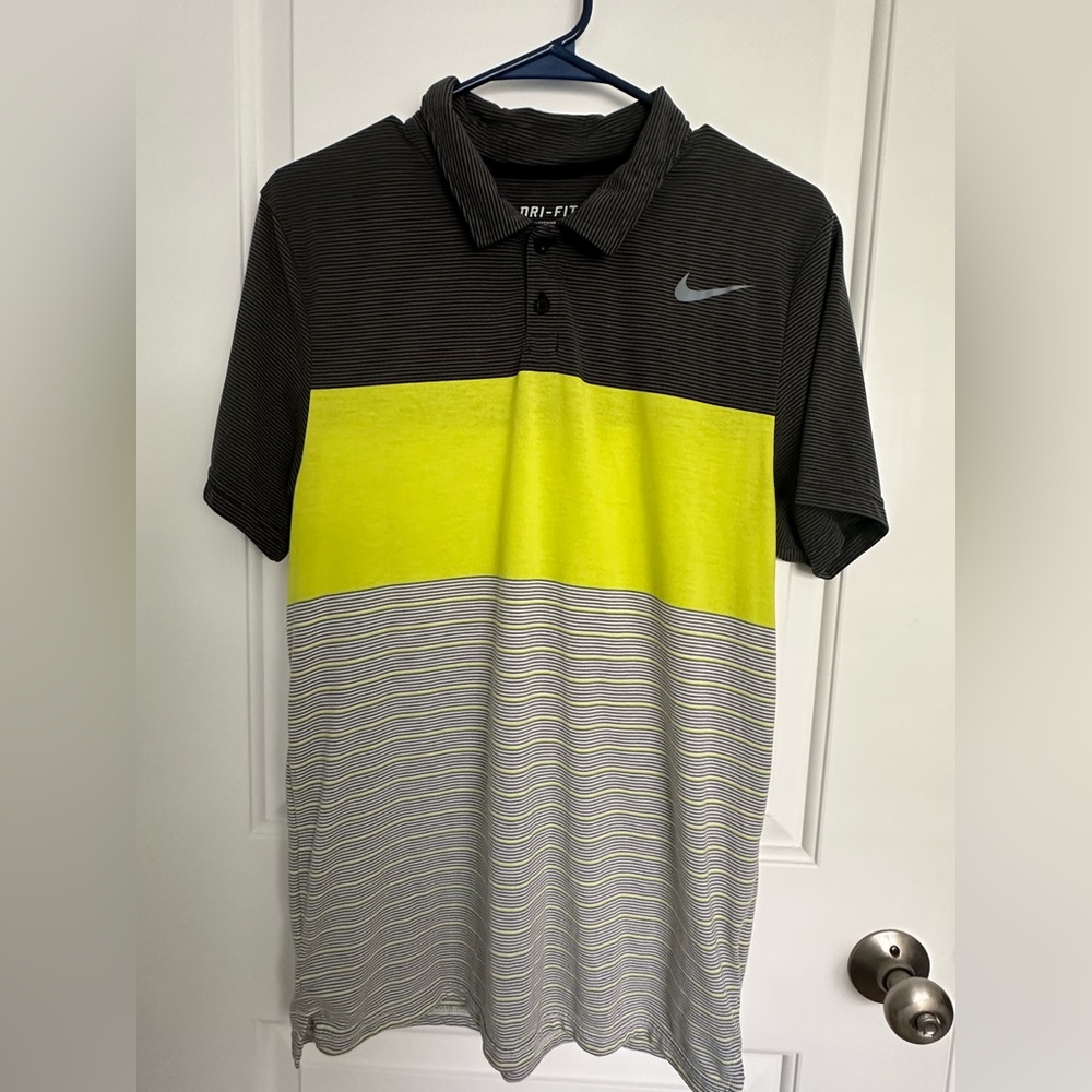 Men’s size Medium Nike tennis shirt